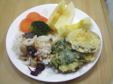 ごはんと、さつまいも天ぷら、野菜の盛り合わせ